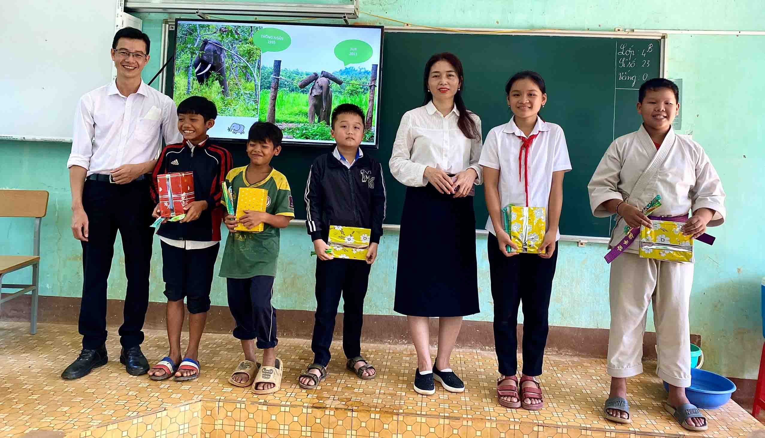 CÙNG “NGỌN GIÓ YÊU THƯƠNG” LAN TỎA DI SẢN VĂN HÓA ĐẾN VỚI CÁC EM HỌC SINH TẠI XÃ CƯ DRĂM, HUYỆN KRÔNG BÔNG