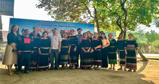 KHAI MẠC LỚP TRUYỀN DẠY KỸ THUẬT TRANG TRÍ HOA VĂN TRUYỀN THỐNG TRÊN GỐM THỦ CÔNG CỦA NGƯỜI MNÔNG, XÃ YANG TAO, HUYỆN LẮK