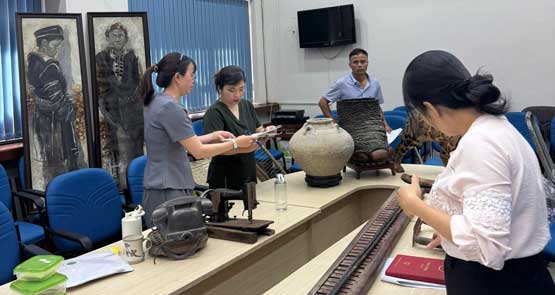 HIỆN VẬT TRONG BẢO TÀNG VÀ  NHỮNG NGƯỜI GIỮ LỬA THẦM LẶNG