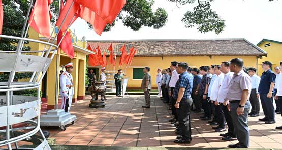 ĐOÀN HỌC VIÊN LỚP BỒI DƯỠNG KIẾN THỨC QUỐC PHÒNG, AN NINH KHÓA 103 DÂNG HƯƠNG TẠI DI TÍCH LỊCH SỬ QUỐC GIA ĐẶC BIỆT NHÀ ĐÀY BUÔN MA THUỘT