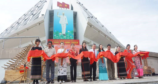 KHAI MẠC TRƯNG BÀY CHUYÊN ĐỀ  “ĐẶC TRƯNG VĂN HÓA CHĂM VÀ CỒNG CHIÊNG TÂY NGUYÊN”