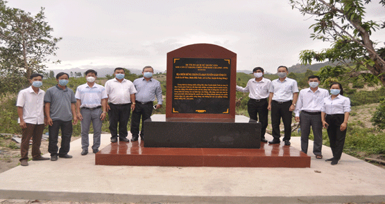 BÀN GIAO 04 BIA DI TÍCH LỊCH SỬ CÁC ĐỊA ĐIỂM THUỘC DI TÍCH LỊCH SỬ QUỐC GIA KHU CĂN CỨ KHÁNG CHIẾN TỈNH ĐẮK LẮK (1965-1975), TẠI XÃ CƯ PUI, HUYỆN KRÔNG BÔNG