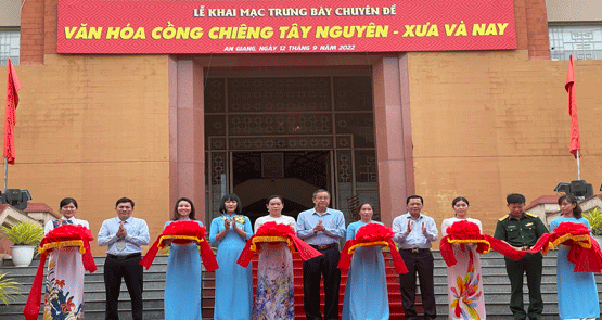 KHAI MẠC TRƯNG BÀY CHUYÊN ĐỀ “VĂN HÓA CỒNG CHIÊNG TÂY NGUYÊN - XƯA VÀ NAY” TẠI BẢO TÀNG AN GIANG